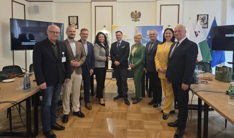 Wody Polskie i samorządy wzmacniają współpracę na Żuławach. Podpisano…