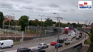 Zderzenie ciężarówki z osobówką w Malborku. Moment zdarzenia zarejestrowała…