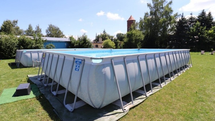 Bezpłatne baseny już otwarte w Nowym Stawie. Letnia atrakcja czeka na mieszkańców