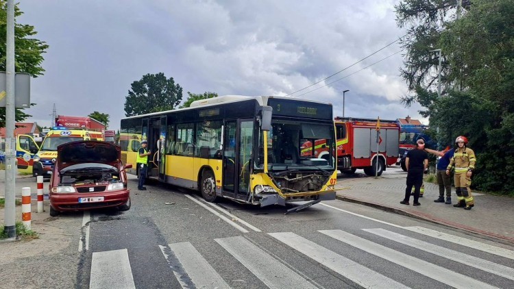 Kolizja samochodu osobowego z autobusem na DK55 w Malborku