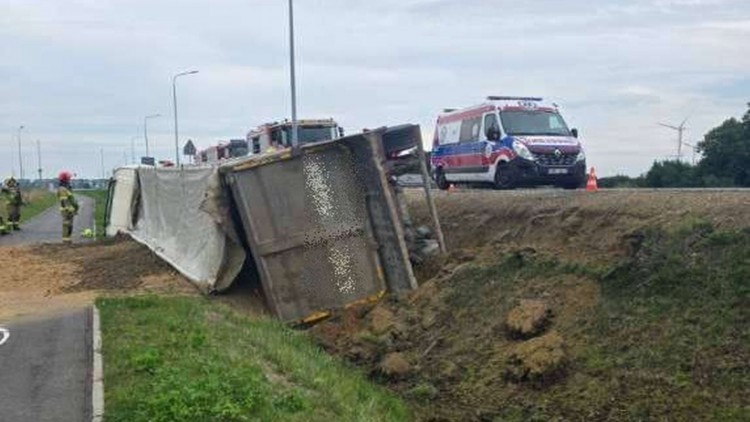 Ciężarówka wpadła do rowu pod Kończewicami na DK22. Piasek wysypał się na ścieżkę