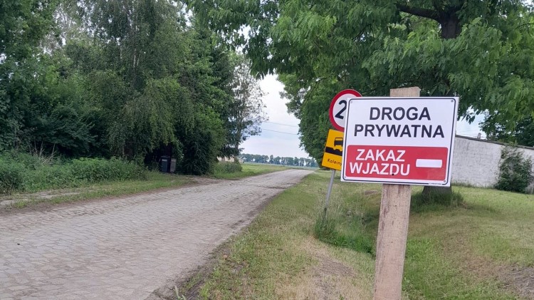 Boręty gm. Lichnowy: jedyny dojazd do kilkunastu domów pozostaje nieuregulowany.…
