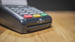 Terminal płatniczy kontra przelew: co się bardziej opłaca małemu sklepowi w Sztumie