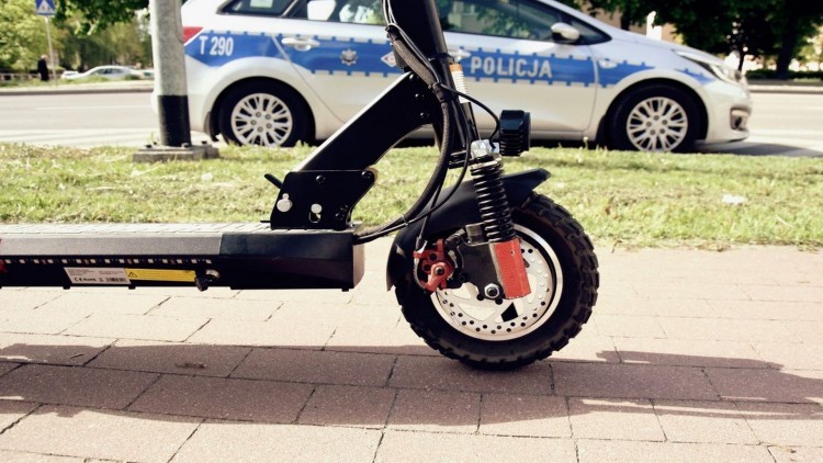 Groźny wypadek w Elblągu. 15-latek na hulajnodze elektrycznej zderzył…