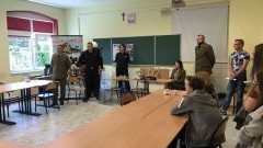 Policjanci na dniu otwartym Zespołu Szkół w Dzierzgoniu. Promowali zawód policjanta i opowiedzieli o interaktywnej Mapie Zagrożeń – 15.05.2017