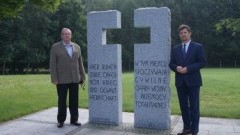 Glinna : Złożenie kwiatów na cmentarzu w rocznicę pogrzebu odnalezionych w Malborku cywilnych ofiar wojny - 17.08.2017