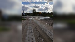 Sztum: Zalany wjazd z ul. Słonecznej. Kierowcy „topią” samochody na skrzyżowaniu – 10.10.2017