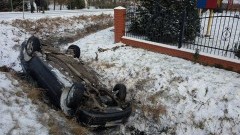 Dworek: Opady śniegu i śliska droga przyczyną dachowania. - 05.02.2018
