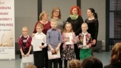 Malbork : Uczennice ze Szkoły Podstawowej nr 8 w XXXV Wojewódzkim Konkursie Recytatorskim Poezji Polskiej.