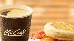 Ciepłe śniadanie w McDonald’s. McMuffin Jajko i Bekon gratis do porannej kawy!