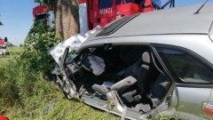 Mazda uderzyła w drzewo. Śmigłowiec LPR przetransportował rannego kierowce do szpitala.