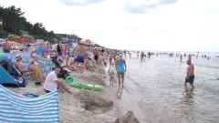 Projekt plaża: Tłoczno, ale nikt nie narzeka. Stegna zawsze przyciąga tłumy turystów. 