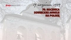 Uroczystość złożenia kwiatów pod tablicą poświęconą pochodzącym z Wołynia pierwszym powojennym osadnikom w Malborku 