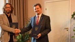 Otwarte Strefy Aktywności w Malborku pewne. Burmistrz Marek Charzewski podpisał umowę.