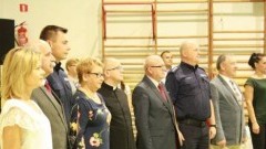 Zastępca Komendanta Powiatowego Policji w Malborku na uroczystości pasowania ucznia w Szkole Podstawowej nr 2