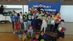 „Cała Polska czyta dzieciom”: Sztumski funkcjonariusz policji z wizytą w Szkole Podstawowej nr 1