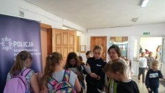 Kmiecin: Międzynarodowy Dzień Bez Przemocy - spotkanie policji z uczniami.