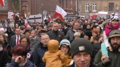Biało-czerwony marsz w Malborku. Obchody 100. rocznicy odzyskania niepodległości przez Polskę. 