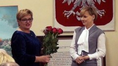 Była włodarz Elżbieta Domańska pogratulowała Jolancie Szewczun objęcia stanowiska i przekazała klucze do miasta. Pierwsza sesja rady miejskiej w Dzierzgoniu. Pani Burmistrz złożyła ślubowanie