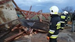 Cedry Małe: Silny wiatr zerwał dach. Akcja strażaków trwała 6 godzin.