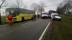 Zderzenie samochodu z autobusem. Droga na wysokości Cis została Zablokowana. 