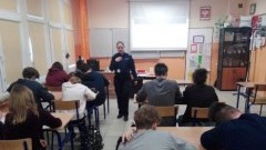 Mikoszewo: W Szkole Podstawowej o uzależnieniach i nie tylko. Spotkanie funkcjonariuszki policji z młodzieżą.