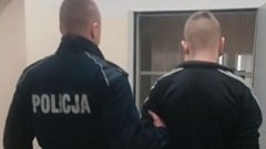 Gmina Nowy Staw: Wybił szyby w aucie. Policja zatrzymała 16-latka i jego poszukiwanego przez sąd kolegę.