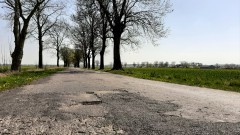 Ważne drogi idą do remontu. Starosta podpisał umowy. Znamy termin rozpoczęcia prac w Gminach Nowy Staw i Malbork. 