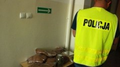 Malbork: Podejrzani o kradzież pieniędzy zatrzymani. W domu jednego z nich marihuana, amfetamina i 80 kg tytoniu