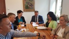 Powiat nowodworski: Likwidacja barier architektonicznych w placówkach podległych. Podpisanie umów z pełnomocnikami PFRON