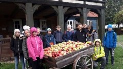 Uczniowie Szkoły Podstawowej w Sztutowie z wizytą w domu podcieniowym Mały Holender