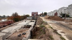Mury pną się do góry. Postępy prac przy budowie „kamienic” na Starym Mieście. 
