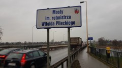 Po prawie dwóch latach stanęły tablice z nazwą malborskich mostów na rzece Nogat.