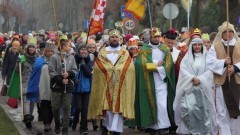 „Zobaczyliśmy Jego gwiazdę na Wschodzie i przyszliśmy oddać Mu pokłon” - Orszak Trzech Króli przeszedł ulicami Nowego Stawu.