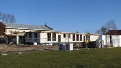 Rozbudowa szkoły w Nowej Wsi Malborskiej idzie pełną parą. Zobacz postęp prac.
