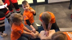 „Mały ratownik w przedszkolu” - przedszkolaki wzięły udział w manewrach ratowniczych.