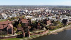 Malbork: Zamek Krzyżacki z lotu ptaka. Widok od strony Kałdowa