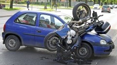 W wyniku zderzenia osobówki z motocyklem poszkodowana została jedna osoba  – raport nowodworskich służb mundurowych.