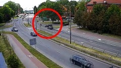 Malbork. Ewidentnie wjechał na czerwonym.Zobacz pełne nagranie wideo 