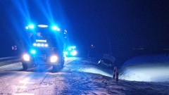 Dachowanie osobówki pod Starym Polem – weekendowy raport malborskich służb mundurowych.