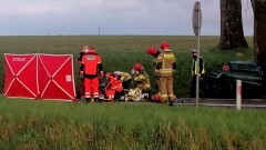 Nastoletni kierowca zabrany LPR po zderzeniu z drzewem – raport sztumskich służb mundurowych.