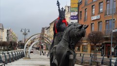 AKTUALIZACJA. Malbork. Zobacz, kto ukradł czapkę świętego Mikołaja&#8230;