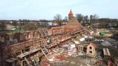 Przebudowa zabytkowych budynków gospodarczych na Przedzamczu Zamku Malbork - luty 2022 [wideo dron, zdjęcia]