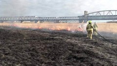 Malbork. Strażacy ostrzegają przed wypalaniem traw.