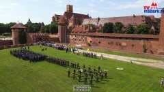 Malbork. Uroczysty apel żołnierzy 22. Bazy Lotnictwa Taktycznego z okazji 70-lecia lotnictwa wojskowego. Zobacz wideo z drona TvMalbork