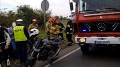 Motocyklista w szpitalu po zderzeniu z osobówką w Kończewicach – tygodniowy raport malborskich służb mundurowych.