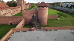 Malbork. Remont zamkowych mostków. Wideo z drona