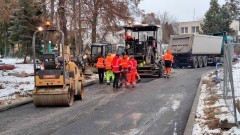 Malbork. Na ul. Nowowiejskiego kładą pierwszą warstwę asfaltu. Wideo i zdjęcia