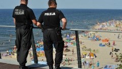 NOWY DWÓR GDAŃSKI: POLICJANCI ROZPOCZĘLI AKCJĘ INFORMACYJNĄ „MALUCH BEZPIECZNY NA PLAŻY” - 07.08.2015