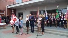 Zjazd absolwentów w Szkole Podstawowej nr 3 w Malborku. Nowy Sztandar ufundowany przez Radę Rodziców z okazji 70-lecia funkcjonowania szkoły - 12.09.2015
